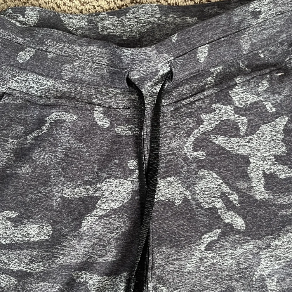 Lululemon camo joggers - Picture 4 of 7